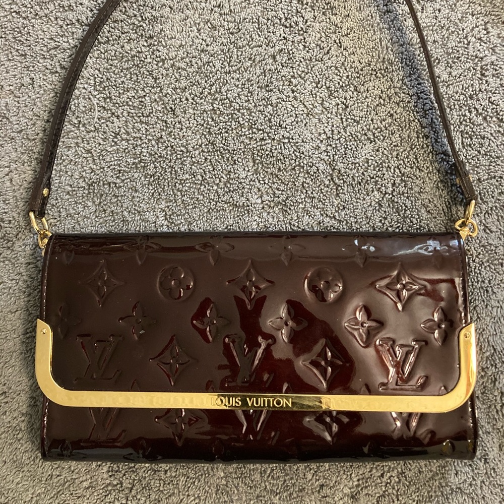LOUIS VUITTON
Amarante Monogram Vernis Rossmore Clutch Bag